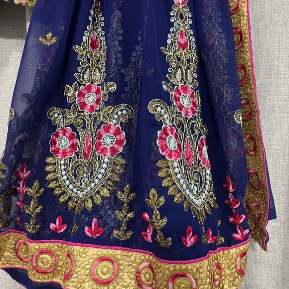 Readymade blouse and saaree - Picture 3 of 6